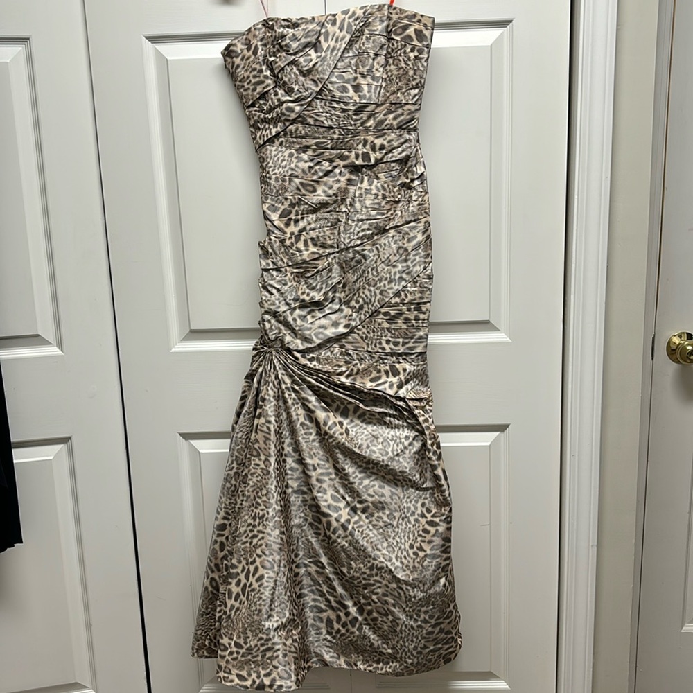 Monique Lhuillier Cold Shoulder Leopard Print Gown with Shawl Included size 10